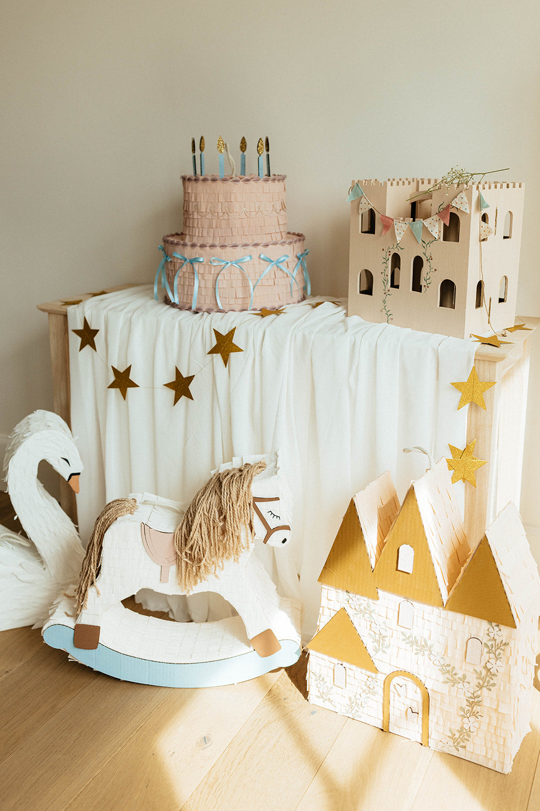 Birthday cake piñata (pink)